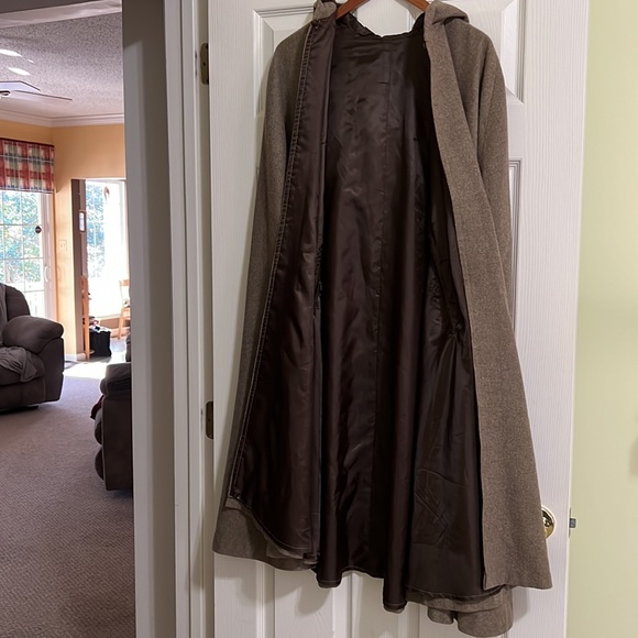 Handmade lightweight lined cape with hood - Picture 6 of 9
